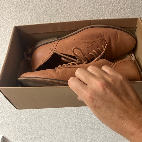 Lucky Oxford’s in Caramel - Picture 4 of 5